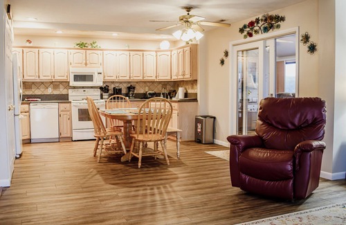 Sloans Valley Condo | Welcome to Paradise by the Pool – Your Condo Getaway