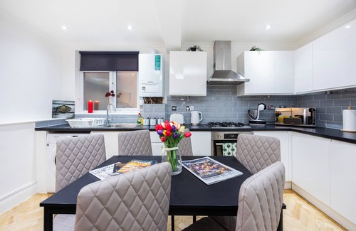 West Kensington Apartment | Welcome to Plotseeker’s 2 Bedroom Charming Family Apartment