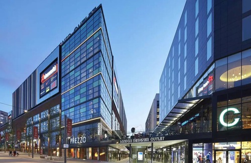 Alperton Apartment | Welcome to Plotseeker’s Modern 2-bedroom flat in Wembley, just minutes from Wembley Stadium and with direct access to Central London and Heathrow. Ideal for families, couples, and business travelers.