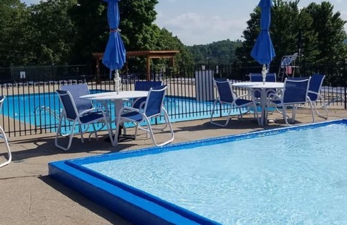Sloans Valley Condo | Welcome to Retreat at the Water’s Edge – Your Serene Escape!