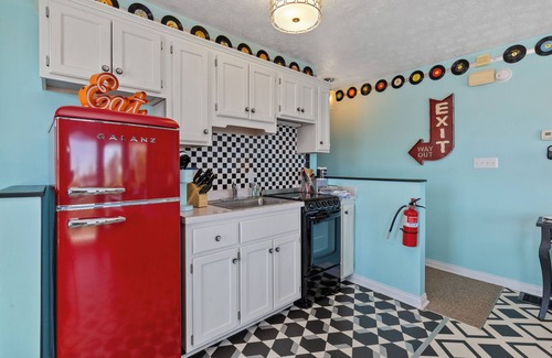 Sloans Valley Apartment | Welcome to “Retro Suite” – Your 1950s-Inspired Lakeside Getaway