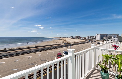 Hampton Apartment | Welcome to SEA FOREVER! OCEAN FRONT Hampton Beach, NH