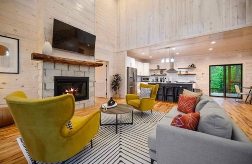Pickens Cabin | Welcome to Simi Lodge nestled in a tranquil and picturesque location. Offering a perfect escape from the everyday hustle and bustle. It promises a secluded retreat immersed in the dreamy forest ambiance, close to Broken Bow and Hochatown.