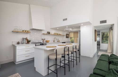 Temecula House | Welcome to The Buzze – Stylish 2BR/2BA Stay in Prime Murrieta Location!