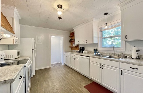 Holly Ridge House | Welcome to The Creek Cottage! 10 mins to Surf City
