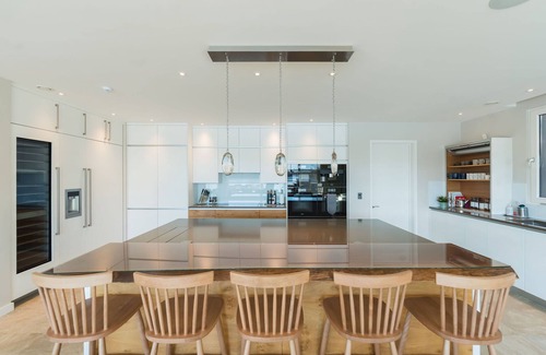 Lechlade House | Welcome to the epitome of lakeside luxury.