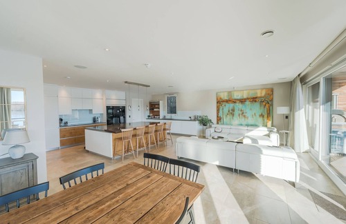 Lechlade House | Welcome to the epitome of lakeside luxury.