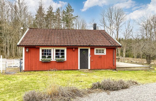Boxholm House | Welcome to the vacation home near a beautiful lake.