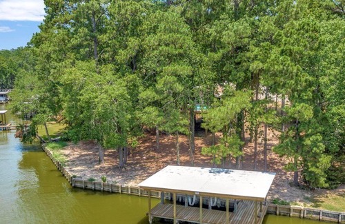 Livingston House | Welcome to the "WAKE ZONE"!!! Your cozy waterfront home on Lake Livingston!