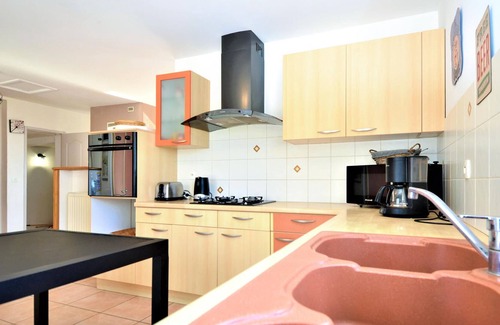 Vendemian House | Welcome to this spacious and family friendly cottage with beautiful garden.