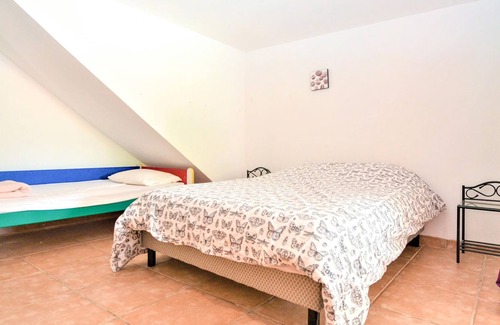 Vendemian House | Welcome to this spacious and family friendly cottage with beautiful garden.
