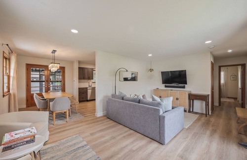 Des Moines House | Welcome to Tiny's House. Your 3 Beds, 1 Bathroom Cozy Retreat in Des Moines