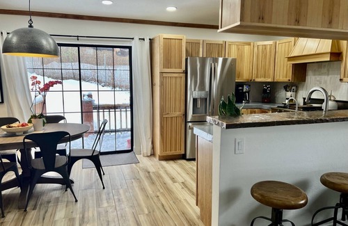 Mountainaire Cabin | Welcome to Treehouse Cabin in the Pines. The forest is calling, adventure awaits