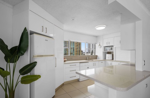 Surfers Paradise Apartment | Welcome to your seaside sanctuary at Pacific Plaza!