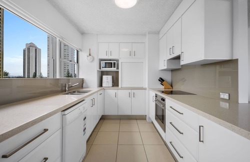 Surfers Paradise Apartment | Welcome to your seaside sanctuary at Pacific Plaza!