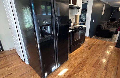 Mundy Township House | Welcome to your charming Michigan retreat home ! Relaxing hot tub!
