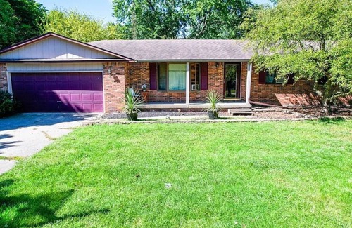 Mundy Township House | Welcome to your charming Michigan retreat home ! Relaxing hot tub!