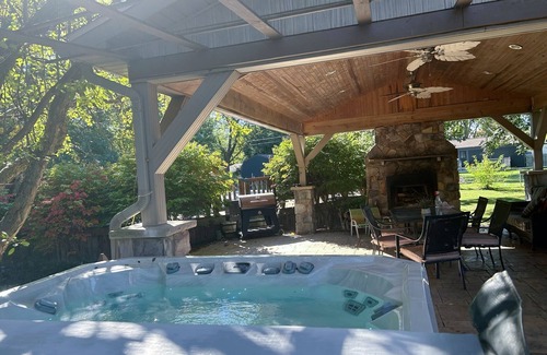 Mundy Township House | Welcome to your charming Michigan retreat home ! Relaxing hot tub!