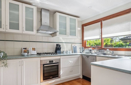 Mentone Apartment | Welcome to your home in the beautiful seaside suburb of Mentone, Victoria!