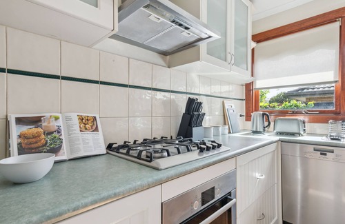 Mentone Apartment | Welcome to your home in the beautiful seaside suburb of Mentone, Victoria!