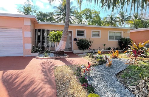 Highland Garden House | Welcome to your "Home Away From Home" getaway. Cozy with modern look living room