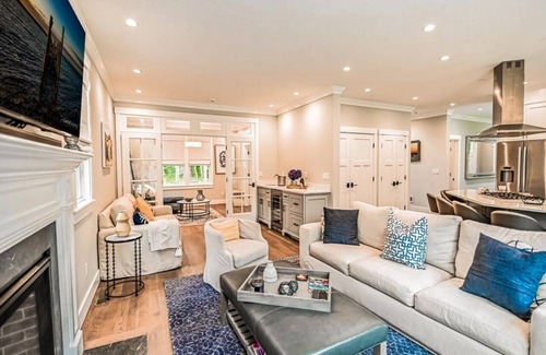 Lagoon Heights House | Welcome to your perfect island retreat nestled in a private Oak bluffs Enclave