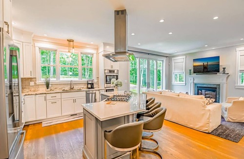 Lagoon Heights House | Welcome to your perfect island retreat nestled in a private Oak bluffs Enclave