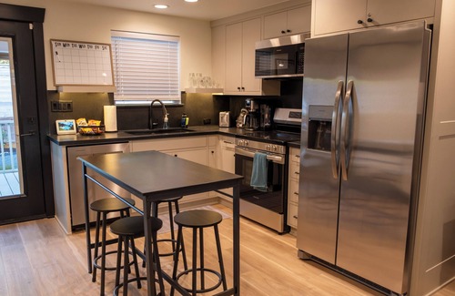 North Houston House | Welcome to your stylish home away from home!