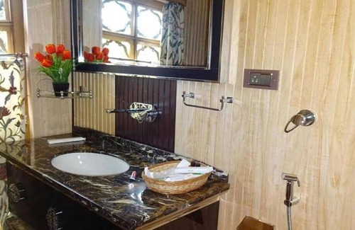 Nagin Bagh Hotel | WelcomHeritage Gurkha Houseboats