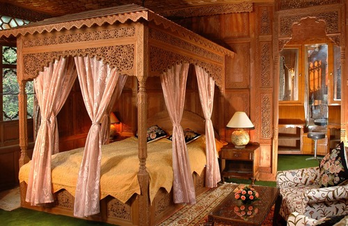 Nagin Bagh Hotel | WelcomHeritage Gurkha Houseboats