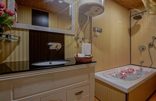 Nagin Bagh Hotel | WelcomHeritage Gurkha Houseboats
