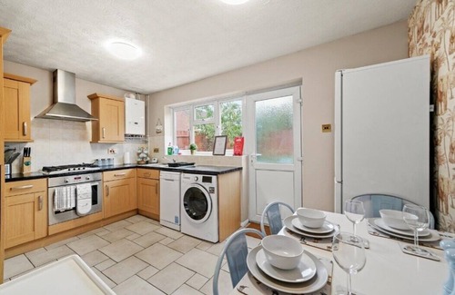 Wootton Apartment | Welcoming 3 Bed house Sleeps 6, with Parking