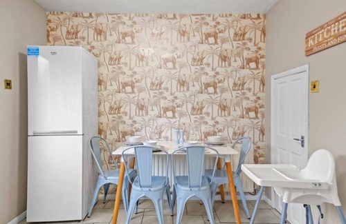 Wootton Apartment | Welcoming 3 Bed house Sleeps 6, with Parking