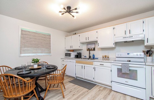 Fargo Apartment | Welcoming 2-bedroom apartment with AC in charming Fargo
