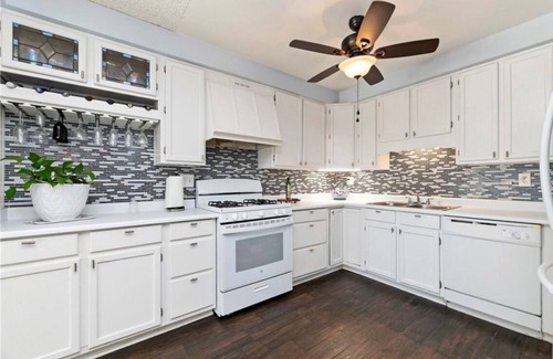 Corona House | Welcoming 3-bedroom house with AC in charming Corona/MID TERM