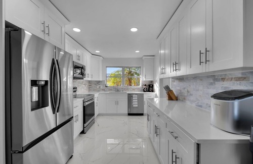 Matlacha House | Welcoming 3-bedroom new house, pool table& dock!