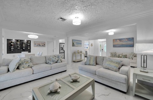 Matlacha House | Welcoming 3-bedroom new house, pool table& dock!