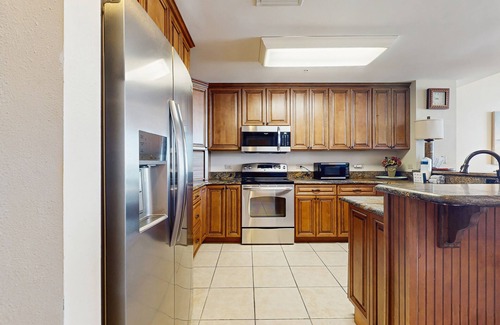 Ono Island Condo | Welcoming, 4th-floor condo on the beach with pool, hot tub & balcony