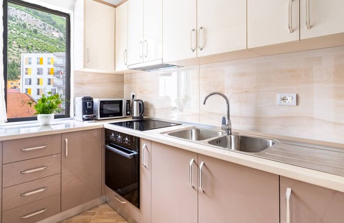 Lezhe Apartment | Welcoming AC one-bedroom with veranda - Dodo et Tartine
