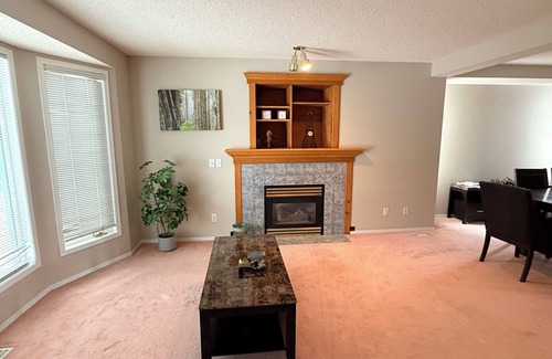 Signal Hill House | Welcoming atmosphere| 1 Master bedroom &2 Private Rooms | Shared Spaces