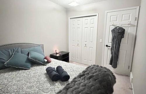 Signal Hill House | Welcoming atmosphere| 1 Master bedroom &2 Private Rooms | Shared Spaces