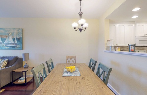 Indian Rocks Beach Condo | Welcoming condo with WiFi, washer/dryer, & pool - walk to waterpark & dining