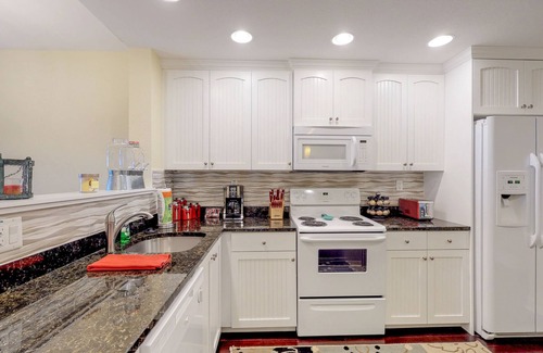 Indian Rocks Beach Condo | Welcoming condo with WiFi, washer/dryer, & pool - walk to waterpark & dining