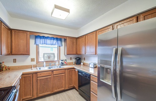 Quad Cities Condo | Welcoming Condo in Davenport: Central Location!