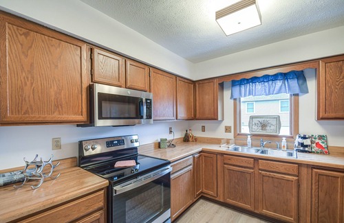 Quad Cities Condo | Welcoming Condo in Davenport: Central Location!