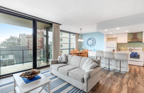 Seaside Condo | Welcoming condo steps to the beach with ocean views - dog-friendly