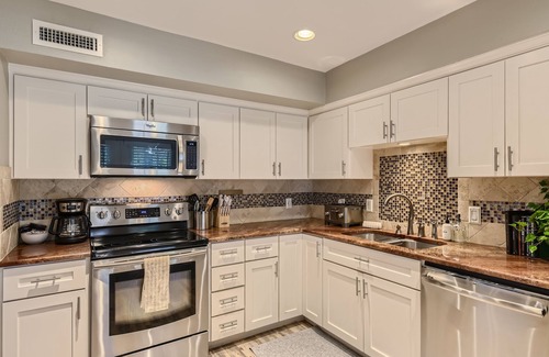Lakeway House | Welcoming Home for Tennis Lovers & Outdoor Escapes