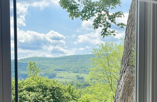 Oneonta House | Welcoming Home on a Hill 5 minutes from All Star Village