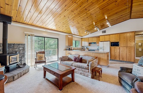 Groveland House | Welcoming home with lovely deck, view of trees - community pool & tennis