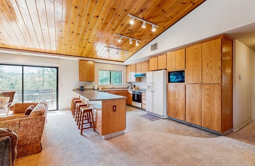 Groveland House | Welcoming home with lovely deck, view of trees - community pool & tennis